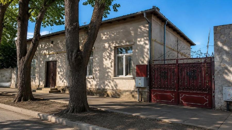 Casă individuală cu 5 camere cu Teren 369 Mp în Central