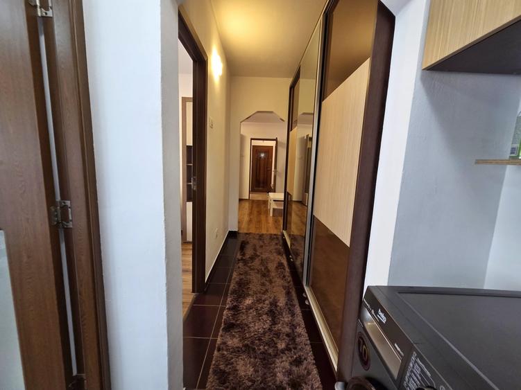 Apartament cu 3 camere semidecomandat, mobilat în Dacia