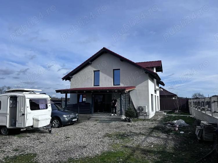 Casă cu 3 camere cu Teren 6000 Mp în Central