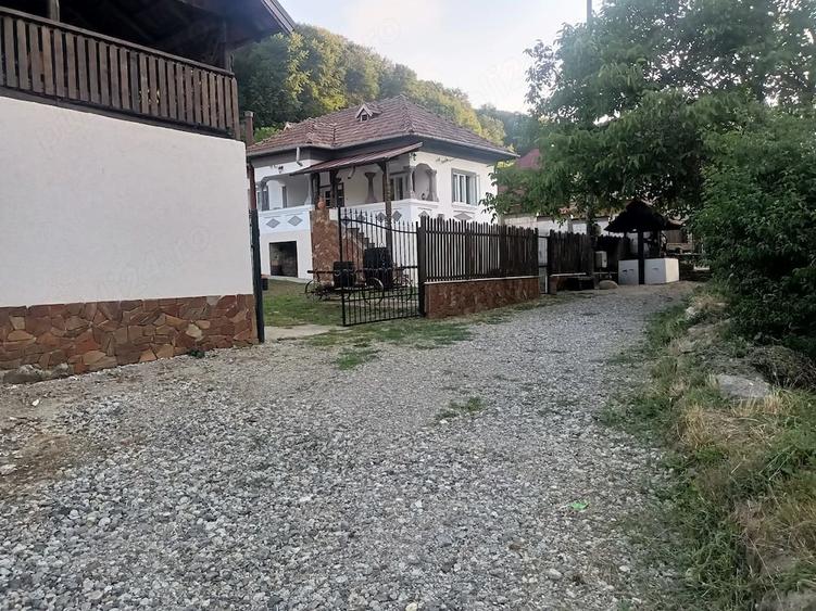 Casă cu Teren 2000 Mp în Central