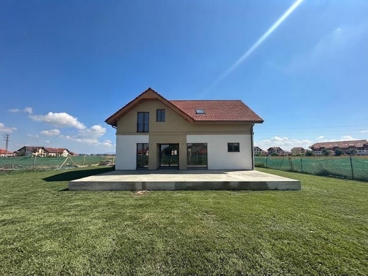 Casă cu 4 camere cu Teren 351 Mp în Hărman
