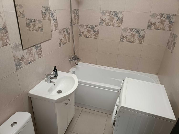 Apartament cu 3 camere semidecomandat în Florești