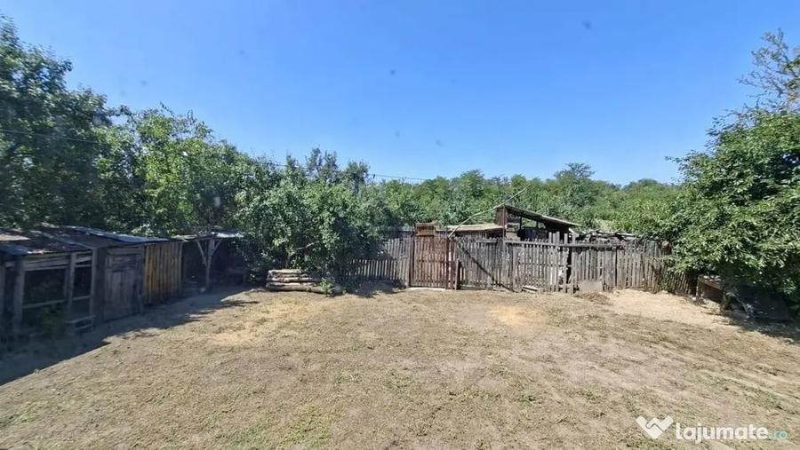 Casă cu 3 camere cu Teren 1667 Mp în Teiu