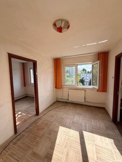 Apartament cu 3 camere semidecomandat în Micro 40