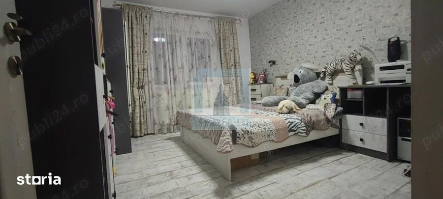 Apartament cu 3 camere decomandat în Est