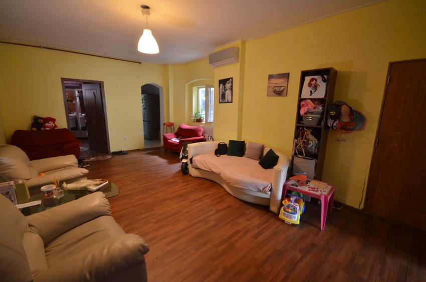 Apartament cu 6 camere decomandat în Calea Călărașilor