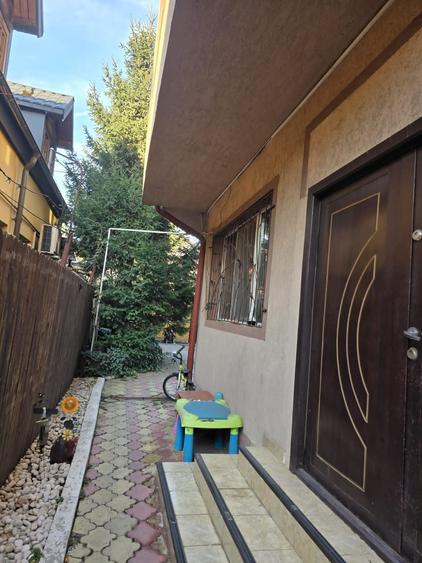 Casă cu 9 camere cu Canalizare în Apărătorii Patriei
