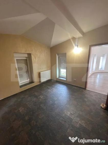 Apartament cu 5 camere semidecomandat în Dumbrăvița