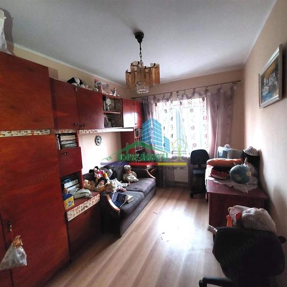 Apartament cu 3 camere decomandat în Sud
