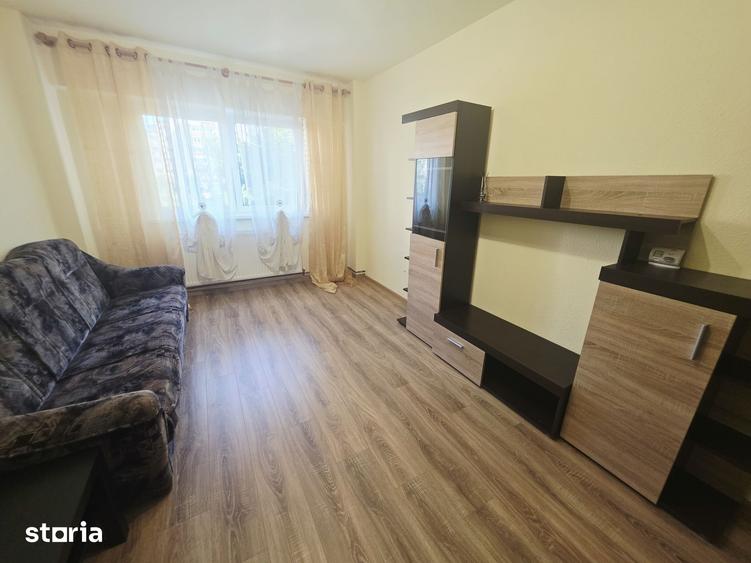 Apartament cu 3 camere decomandat în Tractorul