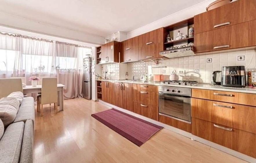 Apartament cu 3 camere decomandat în Polivalentă