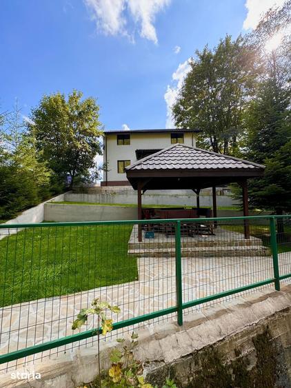 Casă cu 7 camere cu Teren 526 Mp în Măneciu