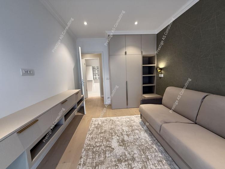 Apartament cu 3 camere semidecomandat, mobilat în Take Ionescu