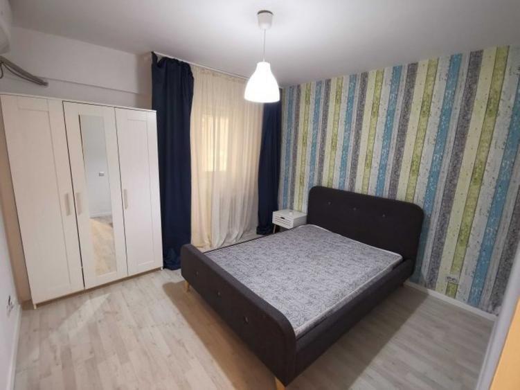 Apartament cu 3 camere semidecomandat în Văcăresti