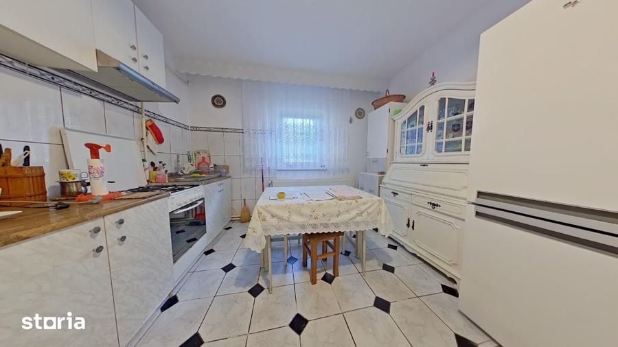 Casă cu 8 camere cu Teren 616 Mp în Central