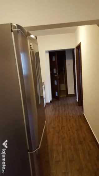 Apartament cu 4 camere semidecomandat în Crângași