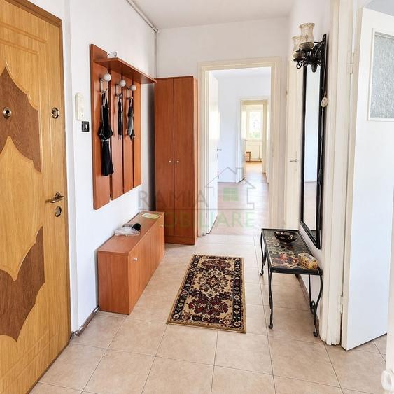 Apartament cu 3 camere semidecomandat în Astra