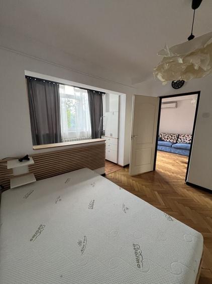 Apartament cu 3 camere semidecomandat în Podu Roș