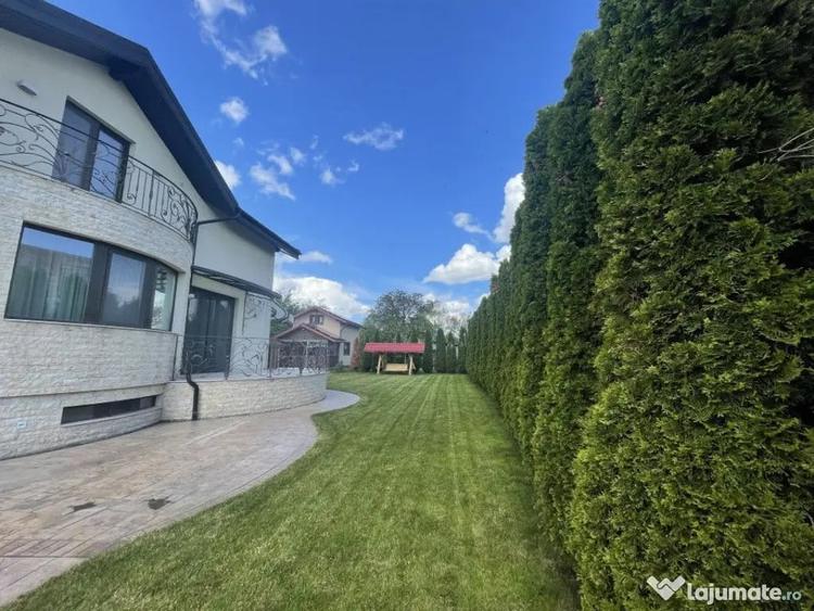 Casă cu 7 camere cu Teren 1042 Mp în Cornu