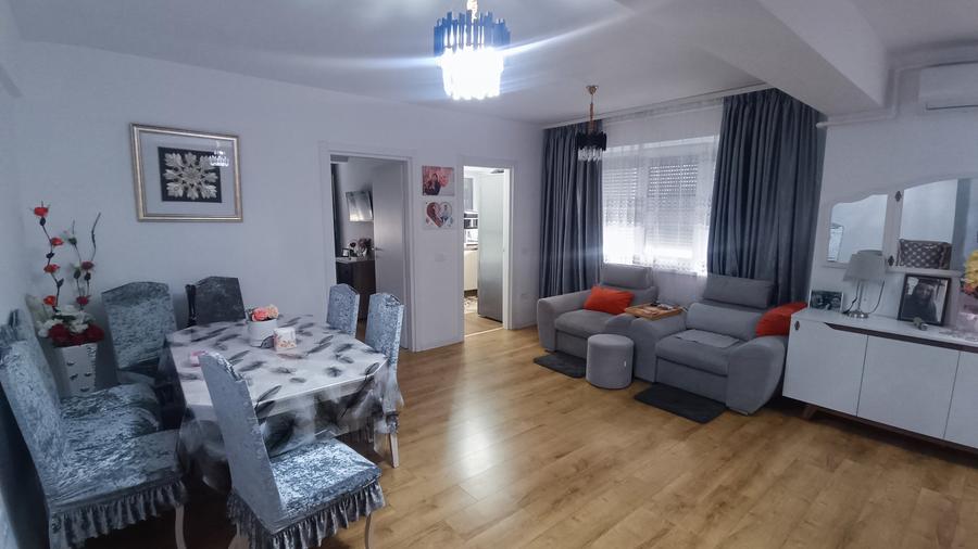 Apartament cu 3 camere decomandat, mobilat în Calea Moldovei