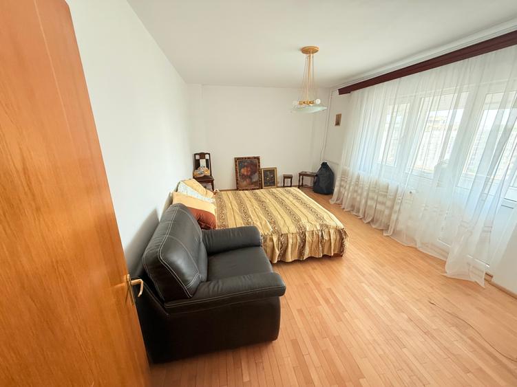 Apartament cu 4 camere decomandat în Pantelimon