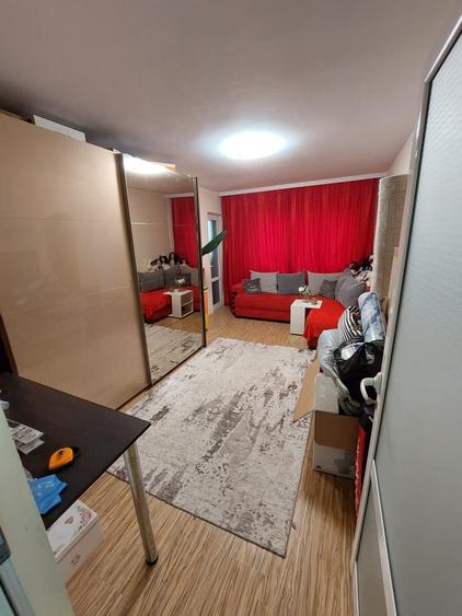 Apartament cu 3 camere decomandat în Est
