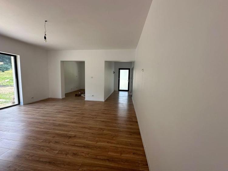 Casă cu 3 camere cu Teren 350 Mp în Uiasca