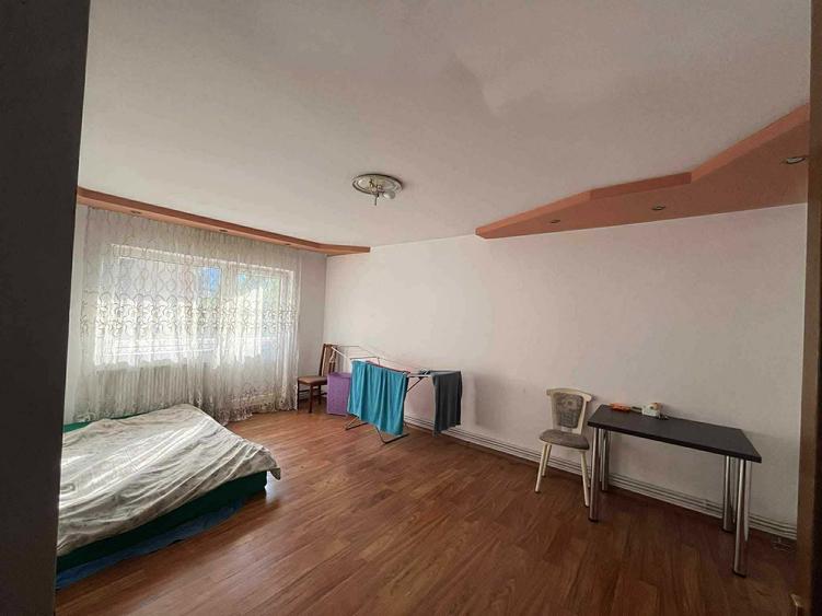 Apartament cu 4 camere decomandat în Gojdu