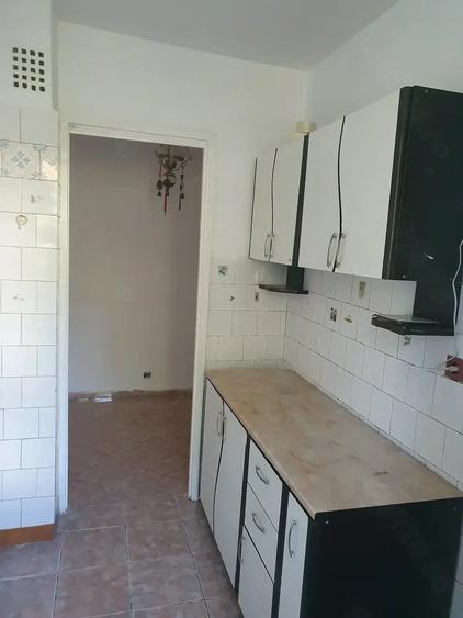 Apartament cu 3 camere semidecomandat în Berceni