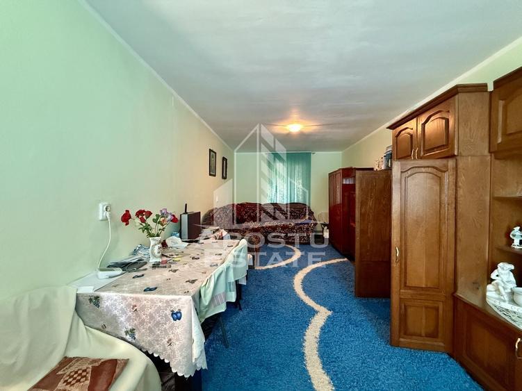 Casă individuală cu 6 camere cu Canalizare în Ghirodei