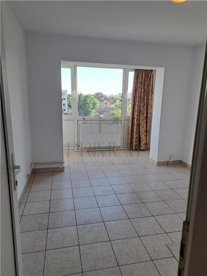 Apartament cu 3 camere decomandat în Lipovei
