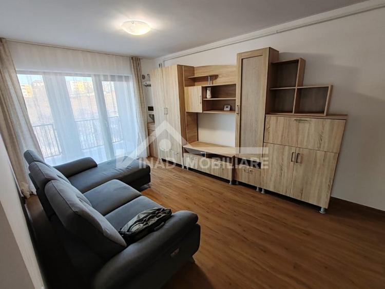 Apartament cu 3 camere semidecomandat, mobilat în Zorilor