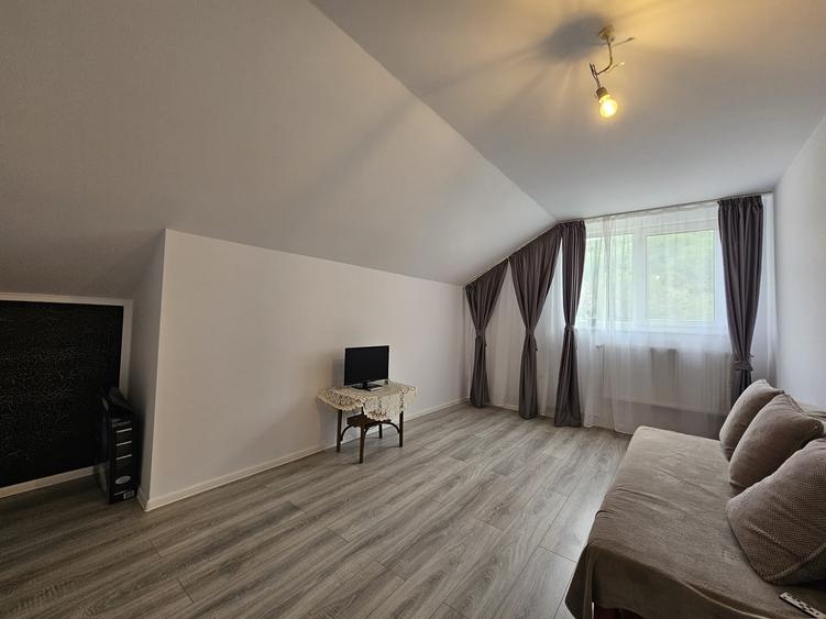 Casă cu 5 camere cu Teren 880 Mp în Păuliș