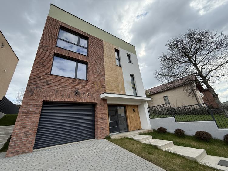 Casă individuală cu 4 camere cu Canalizare în Gruia