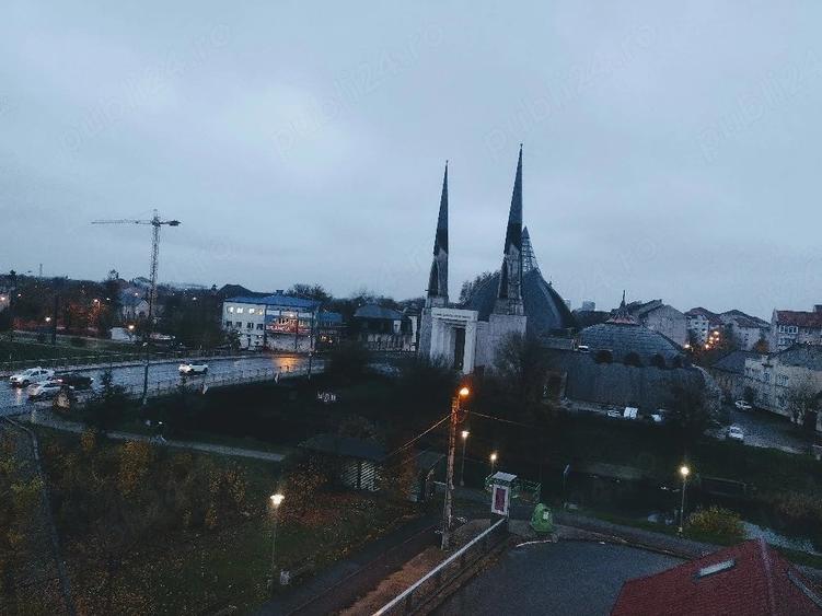 Apartament cu 3 camere decomandat în Central