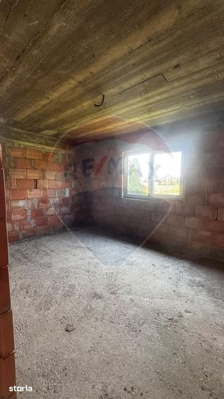 Casă cu 6 camere cu Teren 1000 Mp în Costâna