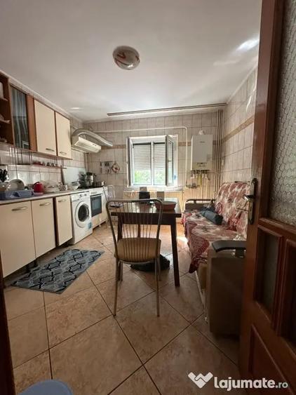 Apartament cu 3 camere semidecomandat în Buzaului