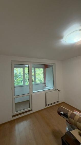 Apartament cu 3 camere decomandat în Berceni