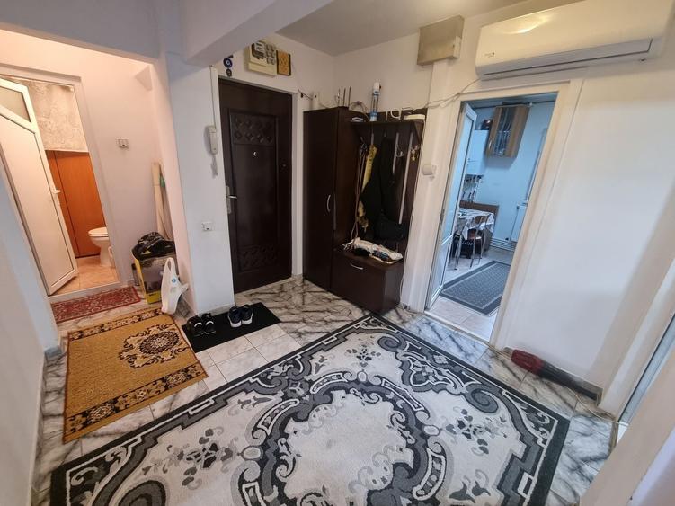 Apartament cu 4 camere decomandat, mobilat în Poarta 6