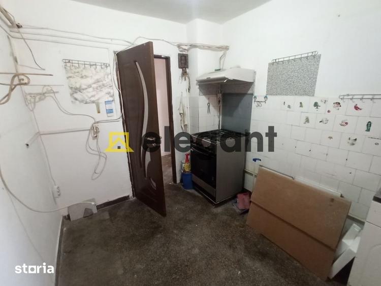 Apartament cu 3 camere decomandat în Craiovița Nouă