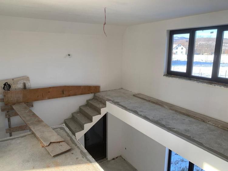 Casă individuală cu 5 camere cu Canalizare în Vicovu de Sus