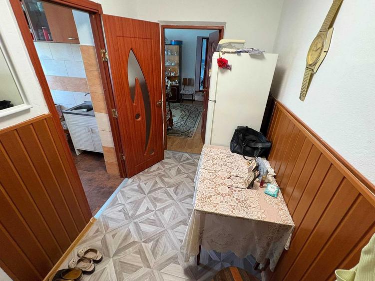 Apartament cu 3 camere semidecomandat în Letea Veche
