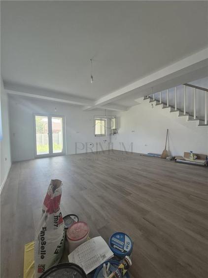 Duplex cu 4 camere cu Canalizare în Moșnița Nouă