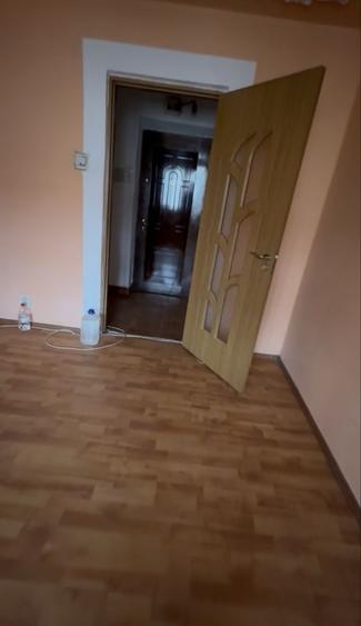 Apartament cu 3 camere semidecomandat în Cet