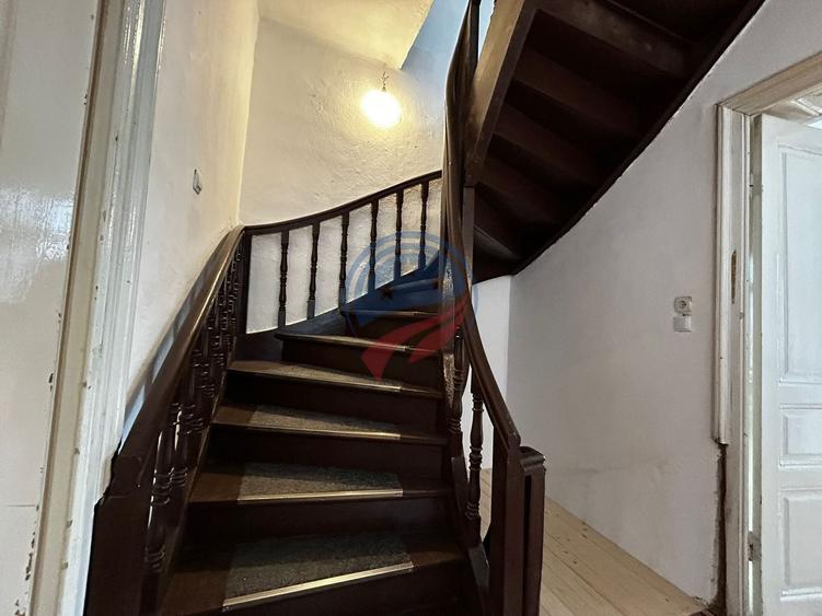 Casă individuală cu 8 camere cu Canalizare în Ultracentral
