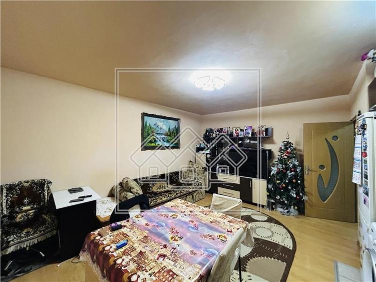 Apartament cu 3 camere nedecomandat în Gușterița