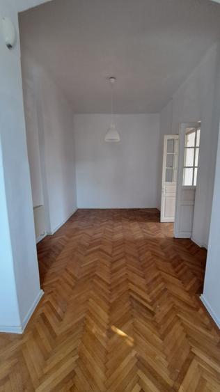 Casă cu 16 camere cu Canalizare în Capitale
