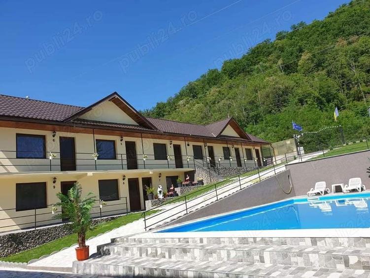 Casă cu 11 camere cu Teren 860 Mp în Dubova
