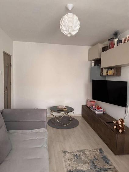 Apartament cu 2 camere semidecomandat în Craiovița Nouă