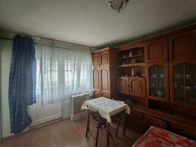 Garsonieră decomandată în Vest